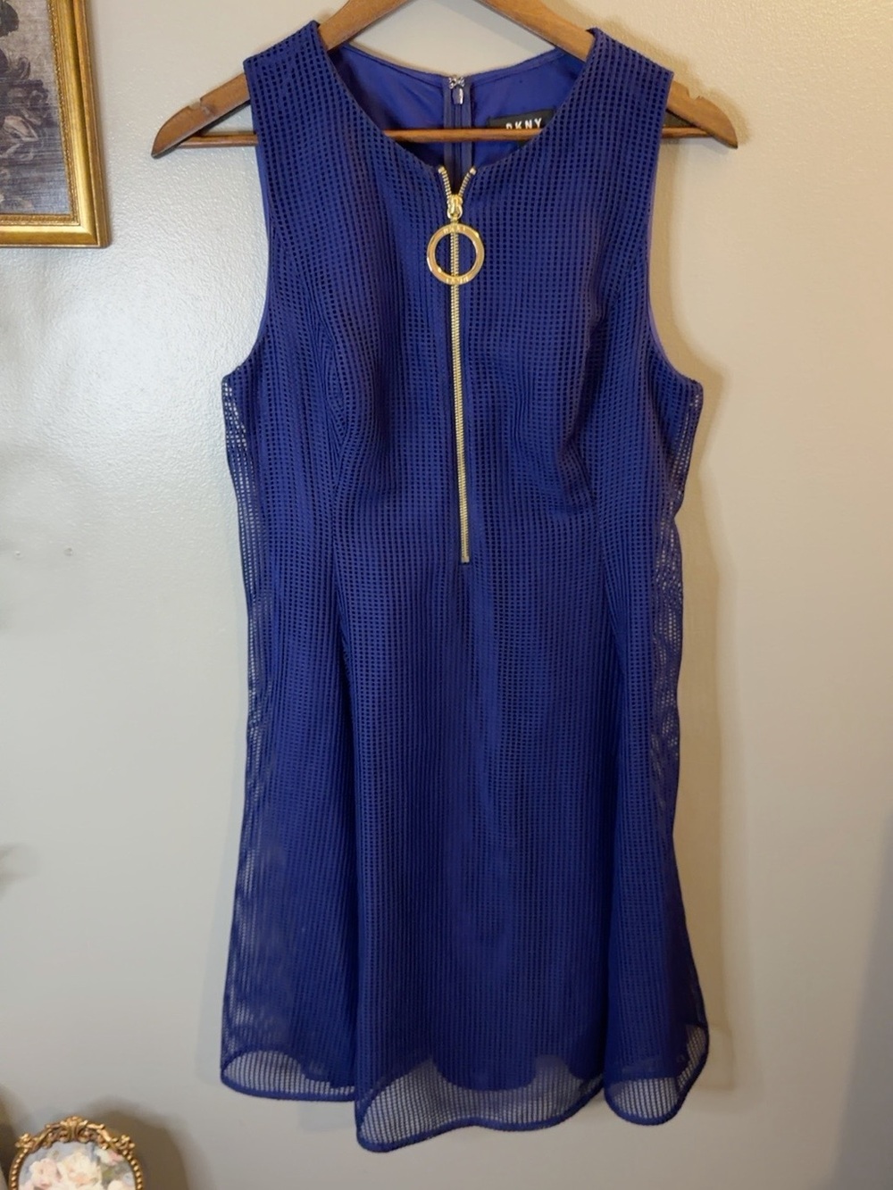 DKNY Size 10 Blue Mesh Sleeveless Shift Dress Gold O-Ring Zip Modern Cocktail - Picture 4 of 8